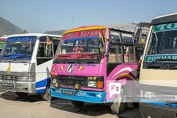 Kathmandu  Nepal  22. Oktober 2014: Mehrere bunte Busse parken an einem Busbahnhof für Touristen  Asien