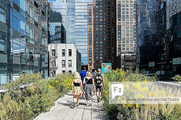 New York  Vereinigte Staaten von Amerika  21. September 2019: Menschen spazieren entlang des High Line Park in Manhattan. Der Stadtpark ist bei Einheimischen und Touristen beliebt und wurde auf den Hochbahngleisen errichtet  Nordamerika