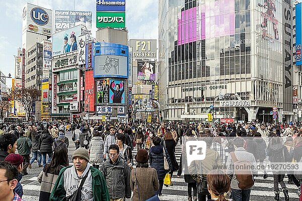 Tokio  Japan  21. Dezember 2014: Menschen gehen über die berühmte Shibuyakreuzung in Tokio  Asien