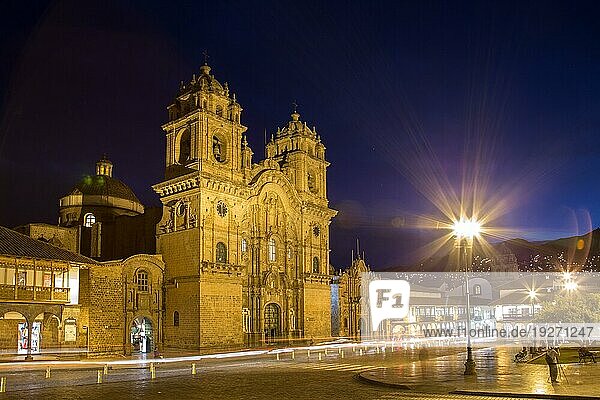 Cusco  Peru  06. Oktober 2015: Die katholische Kirche auf dem Hauptplatz im historischen Stadtzentrum  Südamerika
