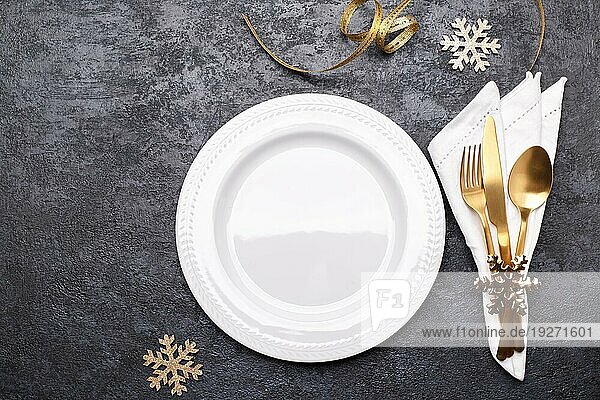 Weihnachten oder Neujahr Tabelle Einstellung mit goldenen Besteck auf schwarzem Stein Tisch  Karte oder Menüvorlage Kopie Raum flach legen