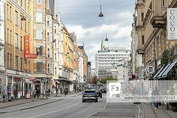Kopenhagen  Dänemark  16. Oktober 2022: Menschen  Autos und Geschäfte auf der Vesterbrogade im Stadtteil Vesterbro  Europa