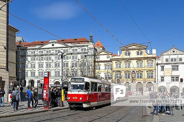 Prag  Tschechische Republik  16. März 2017: Eine alte rote Straßenbahn an einer Station mit Menschen warten  Europa