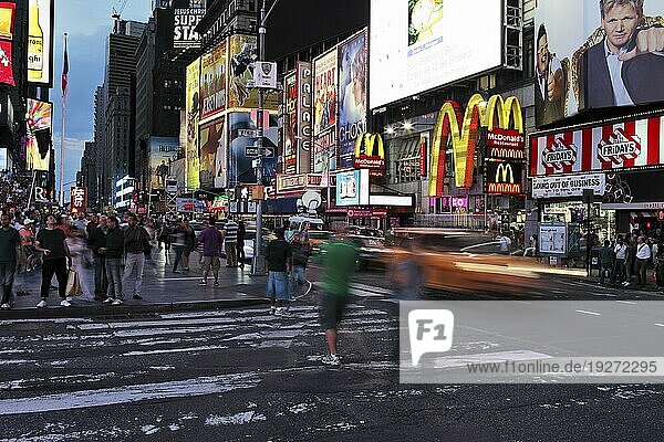 Langzeitbelichtung von Menschen am Times Square. 8. Juni 2012 in New York City  NEW YORK CITY  USA  8. JUNI  Nordamerika