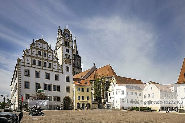 Marktplatz Oschatz mit Rathaius und Kirche St.-Aegidien-Kirche
