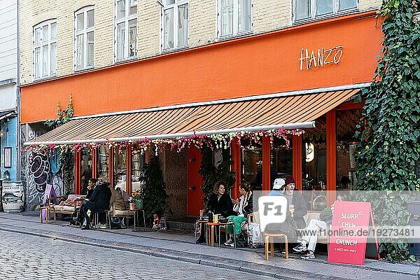 16. Oktober 2022  Kopenhagen  Dänemark: Menschen sitzen in einem Café am Vaernedamsvej im Stadtteil Vesterbro