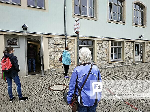 Zahlreiche Bürger des Landkreises Sächsische Schweiz Osterzgebirge  nehmen die Möglichkleit eines kostenlosen Corona Schnelltestes im Bürgerhaus Bannewitz  vor Ostern wahr