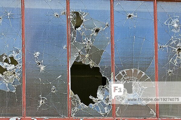 Zerstörtes Fenster einer Industrieruine