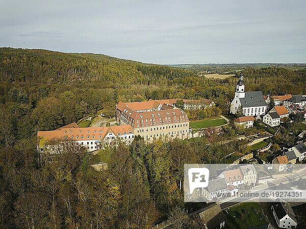Kloster Wechselburg  früher auch als Kloster Zschillen bekannt  ist ein Benediktinerkloster in Wechselburg in Sachsen. Es gehört der Bayerischen Benediktinerkongregation an. Die Stiftskirche des Klosters ist  als spätromanische Basilika  eine der am besten erhaltenen romanischen Großbauten östlich der Saale