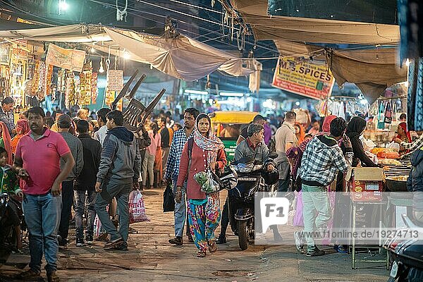 Jodhpur  Indien  8. Dezember 2019: Menschen auf dem belebten Sardar Markt bei Nacht  Asien