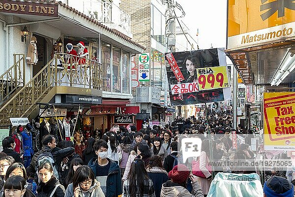Tokio  Japan  21. Dezember 2014: Viele Menschen auf der Takeshita Street  einer berühmten Einkaufs und Fußgängerzone im Stadtteil Harajuku  Asien
