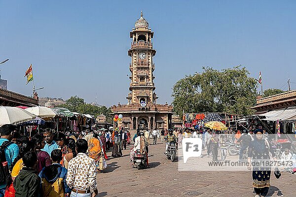 Jodhpur  Indien  9. Dezember 2019: Der Uhrenturm und die Menschen auf dem Sardar Markt im historischen Stadtzentrum  Asien