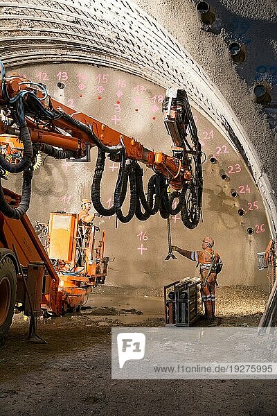 Genf  Schweiz  22. Mai 2014: Zwei Arbeiter bereiten die Maschine für den Bau einer Rohrdachverpressung für einen Tunnel vor  Europa