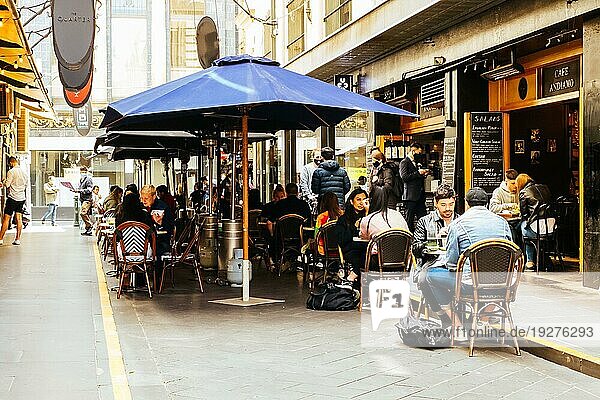 Melbourne  Australien  1. November 2020: Cafés und Einzelhandelsgeschäfte öffnen wieder und die Menschen strömen in die Stadt Melbourne. Die Degraves Street ist am ersten Einkaufstag seit fast 3 Monaten überfüllt und fröhlich  Ozeanien