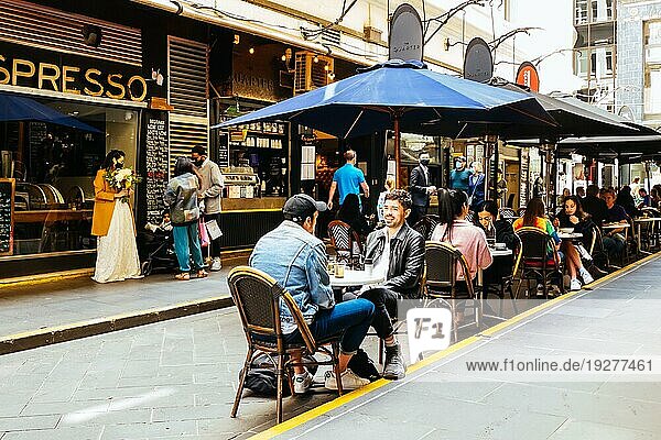 Melbourne  Australien  1. November 2020: Cafés und Einzelhandelsgeschäfte öffnen wieder und die Menschen strömen in die Stadt Melbourne. Die Degraves Street ist am ersten Einkaufstag seit fast 3 Monaten überfüllt und fröhlich  Ozeanien