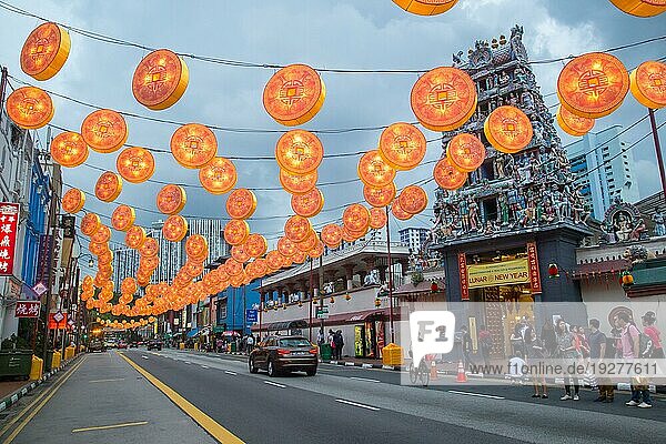 Singapur  2. Februar 2015: Menschen auf einer für das bevorstehende chinesische Neujahrsfest geschmückten Straße  Asien