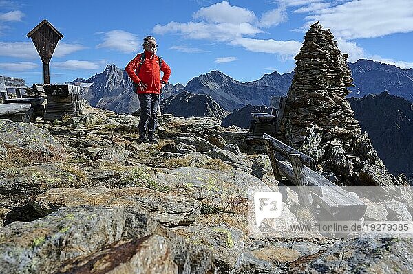 Wanderer  Senior  65  genießt die Aussicht vom Gipfel des Fernereggspitz  Kaunertal  Tirol  Österreich  Europa