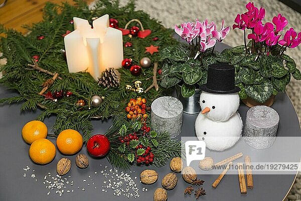 Stillleben zu Weihnachten mit Schneemann  still life at christmas with snowman