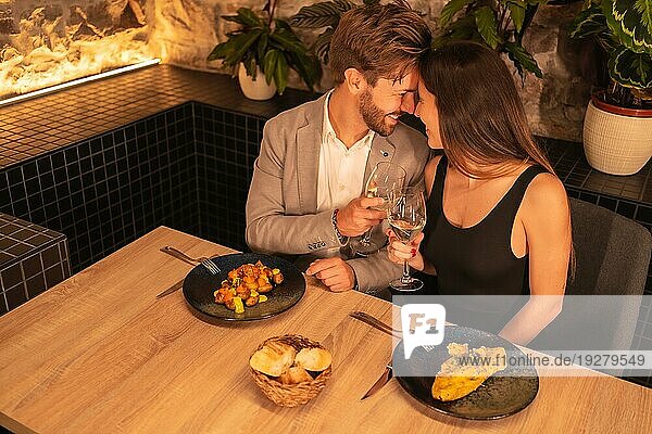 Lifestyle  junges verliebtes europäisches Paar in einem Restaurant  das sich beim gemeinsamen Essen amüsiert  um den Valentinstag zu feiern  Blick von oben