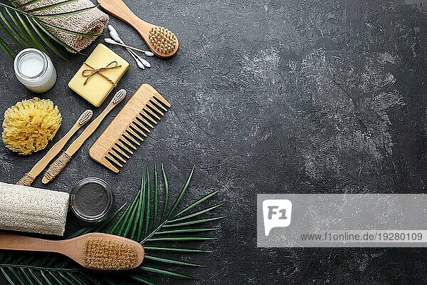 Natürliche Bambuszahnbürsten  schwarzes Zahnpulver  Haarkamm  Seife und Schwamm auf schwarzem Hintergrund  Null Abfall Produkte  natürliche Mundhygiene  Kopierraum