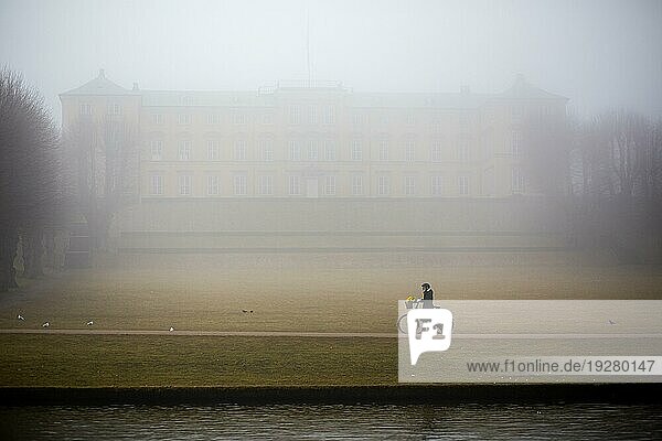 Kopenhagen  Dänemark  3. März 2021: Menschen an einem nebligen Tag in den Frederiksberg Gärten  Europa