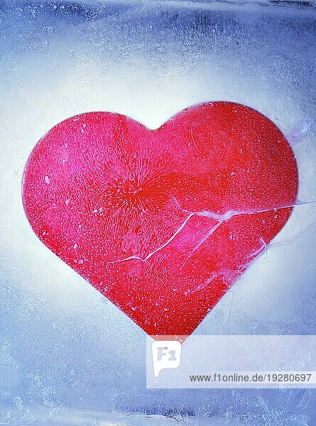Ein rotes Herz  eingefroren in einem Eisblock