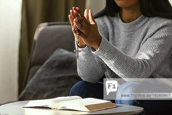 Religiöse Frau betet mit Rosenkranz