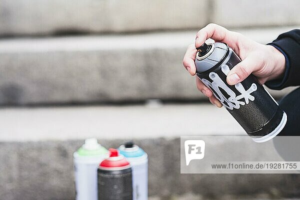 Close up Mann s Hand hält Graffiti Spray Flasche
