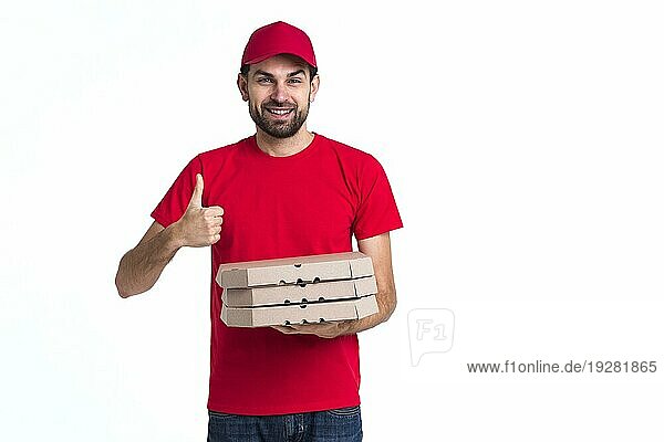 Pizzabote hält Kartons Daumen hoch Kopierraum
