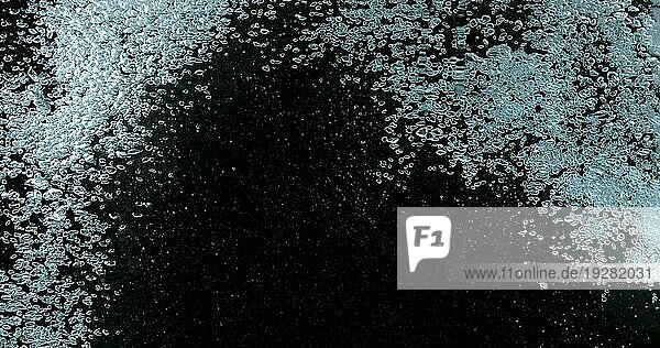 Luftblasen im Wasser auf schwarzem Hintergrund