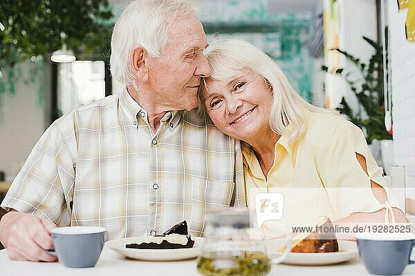 Verliebtes älteres Paar trinkt Tee mit Kuchen