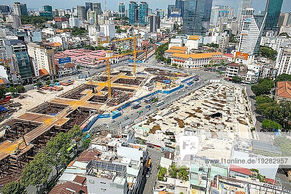 Die weitläufige Bebauung und der Neubau des U Bahn Systems in Ho Chi Minh Stadt  auch bekannt als Saigon in Vietnam