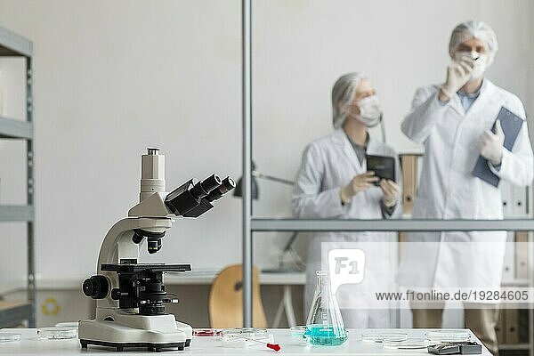 Mittlere Einstellung: Wissenschaftler diskutieren im Labor