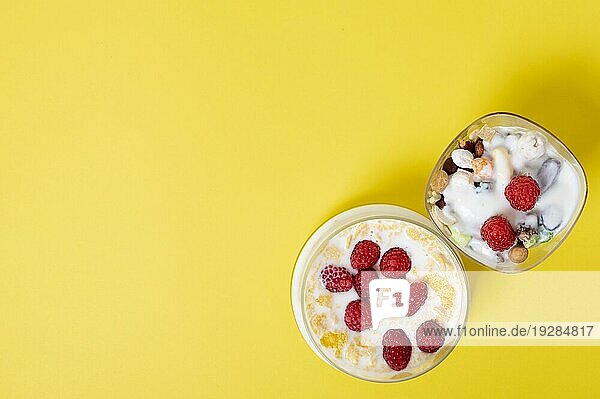 Kopierraum frisches Müsli Frühstück einfarbiger Hintergrund