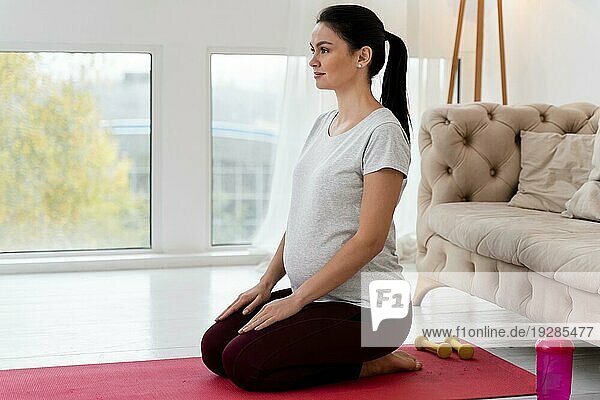 Seitenansicht schwangere Frau macht Yoga
