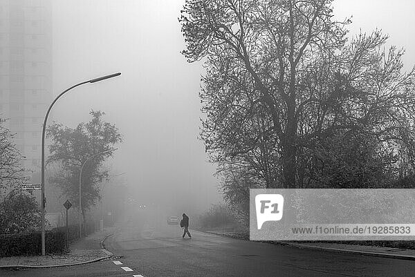 Fußgänger im Nebel