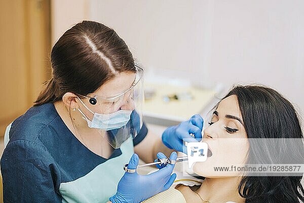 Zahnarzt macht Betäubungsspritze Patient