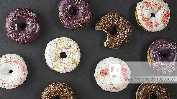 Set leckere süße Biss Donuts mit buntem Überzug