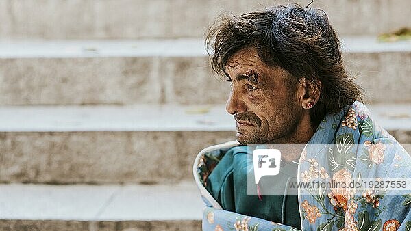 Seitenansicht Obdachloser Mann im Freien mit Decke Treppe