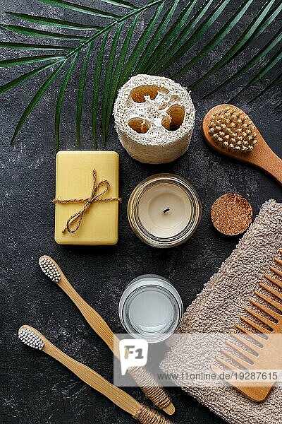 Natürliche Bambuszahnbürsten  schwarzes Zahnpulver  Haarkamm  Seife und Schwamm auf schwarzem Hintergrund  Null Abfall Produkte  natürliche Mundhygiene  Kopierraum