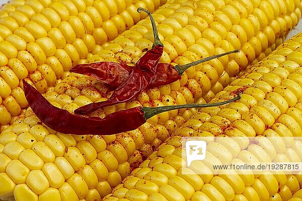 Rote Chilischoten mit Mais in Großaufnahme