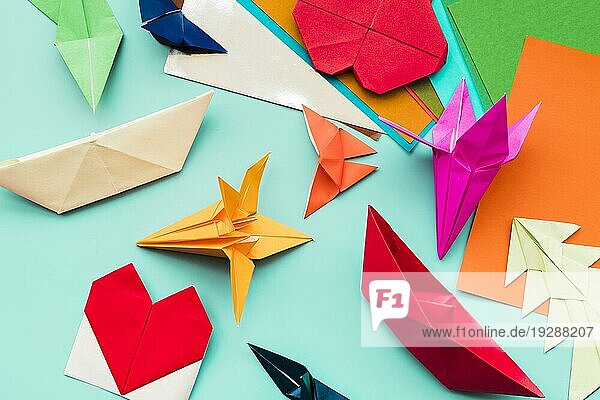 Verschiedene Art buntes Papier Origami teal Hintergrund