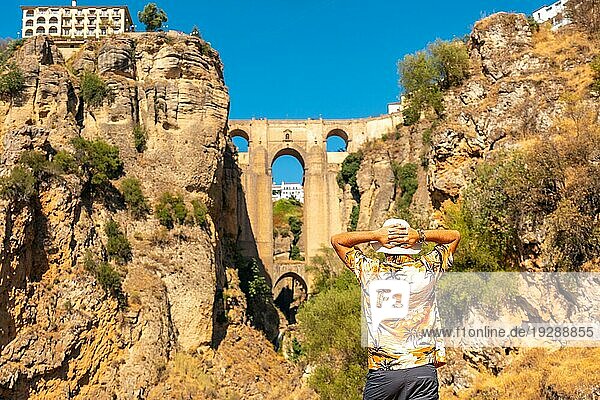 Ein junger Tourist besichtigt die neue Brücke in Ronda in der Provinz Malaga  Andalusien