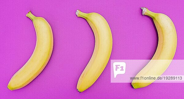 Draufsicht Anordnung drei Bananen