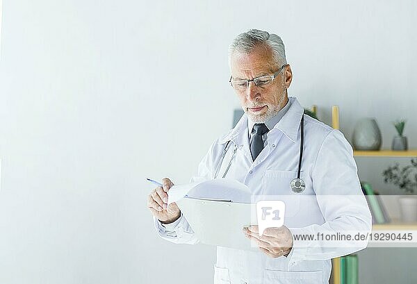 Seriöser Arzt liest Akten