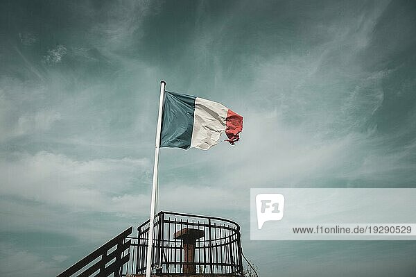 Französische Nationalfahne auf der Burg Lichtenberg  Lichtenberg  Elsass  Frankreich  Europa