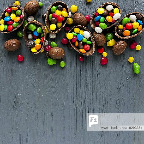Schokoladeneier mit bunten Bonbons