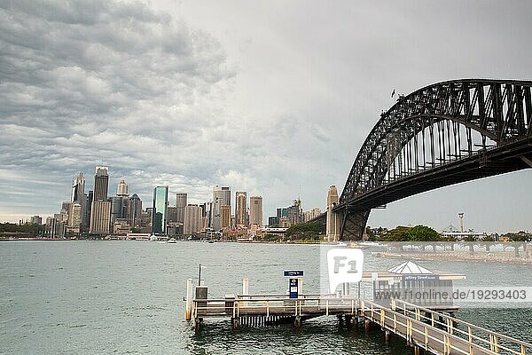 Ein großer Sturm nähert sich Sydney vom Hafen aus gesehen in Richtung des CBD