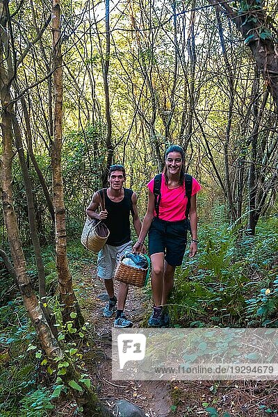 Ein junges kaukasisches Paar  das in den Bergen spazieren geht und ein schönes Sommerpicknick macht