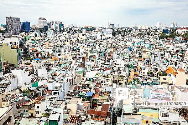 Die weitläufige Bebauung von Ho Chi Minh Stadt  auch bekannt als Saigon in Vietnam